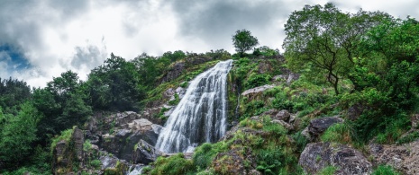 Widok na wodospady Belelle w A Coruña, Galicia