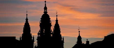 Silhouette de la cathédrale de Saint-Jacques à la nuit tombante