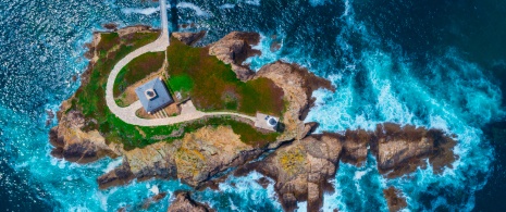 Alter Leuchtturm auf der Insel Pancha de Ribadeo in Lugo, Galicien