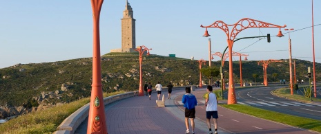 Personas corriendo y paseando por el paseo marítimo de A Coruña