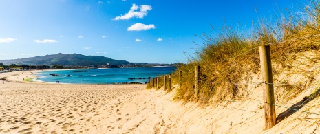 Vista da praia ao outro lado do calçadão à beira-mar de Samil, em Vigo