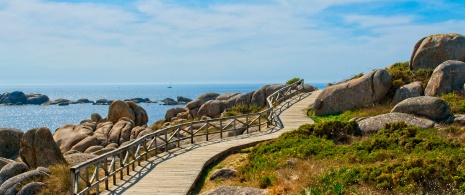 Vista de la pasarela de madera que recorre el sendero marítimo de San Vicente do Mar, O Grove