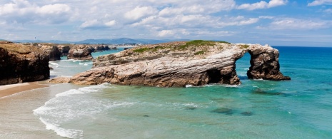 Widok na plażę As Catedrais w Ribadeo, Lugo, Galicja