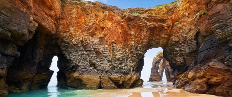 Detalle de la playa de las Catedrales de Ribadeo en Lugo, Galicia