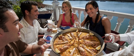 Amici che mangiano la paella