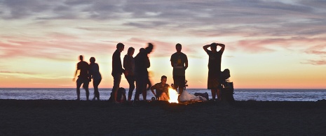 Un feu de joie sur la plage