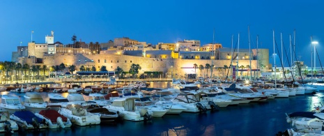 Blick auf die Altstadt von Melilla bei Nacht