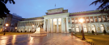 Vue nocturne du musée national du Prado à Madrid, communauté de Madrid