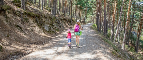 Madre e hija practican senderismo en Puerto de Canencia