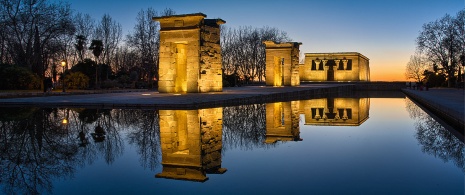 Vista do Templo de Debod no fim de tarde em Madri