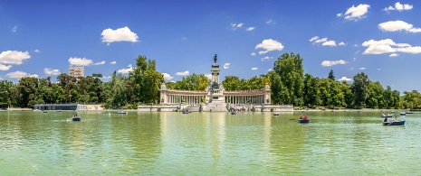 Turistas en el Estanque de El Retiro, Madrid