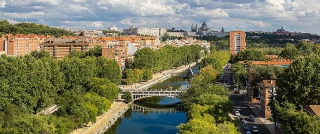 Vista do Madrid Río com a catedral de La Almudena ao fundo