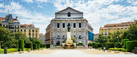 Blick auf das Teatro Real von der Plaza de Oriente in Madrid