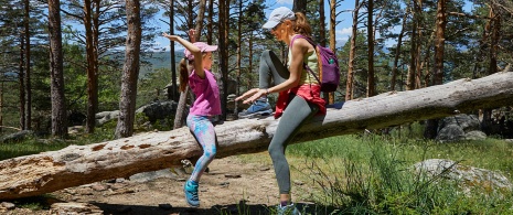 Une mère et sa fille jouent au parc national de la Sierra de Guadarrama, Région de Madrid