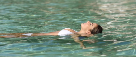 Une femme se détend dans un bassin de flottaison