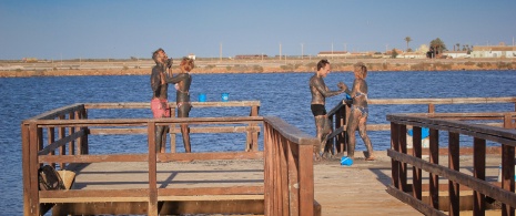 Parejas aplicándose lodos en San Pedro del Pinatar, Murcia