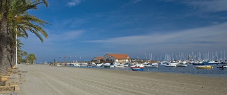 Widok na plażę i port Los Alcázares