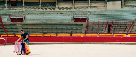 Touristen in der Stierkampfarena in Pamplona, Navarra, Spanien.