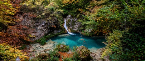 Vista do rio Urederra no Parque Natural de Urbasa e Andía, Navarra