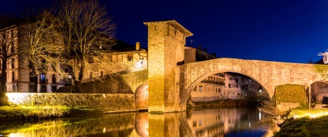 Ponte sobre o rio Cadagua de Balmaseda em Biscaia, País Basco