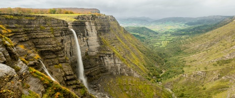 Widok na wodospad Salto del Nervión, w pomniku przyrody Monte Santiago, Álava, Kraj Basków