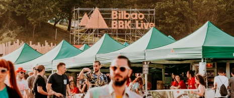 Pessoas entrando no Bilbao BBK Live em Biscaia, País Basco