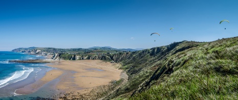 Gleitschirmflieger in der Gegend von Sopelana in Bizkaia, Baskenland