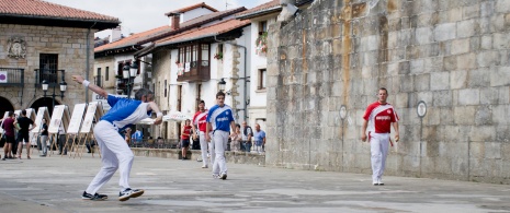 Jugadores practicando pelota vasca