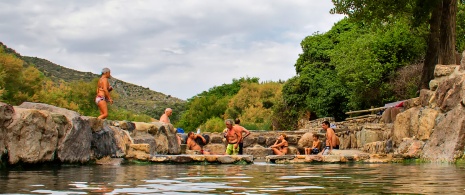 Des touristes dans les thermes romains d’Arnedillo, La Rioja