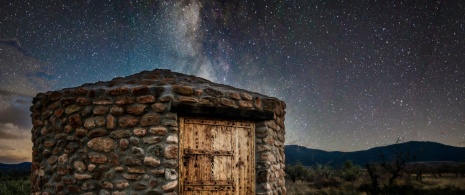 Veduta del “chozo” in un vigneto con via lattea e cielo stellato a La Rioja