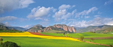 Vista de las peñas de Matute y Tobía en el Valle del Najerilla, La Rioja