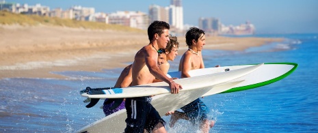 Niños en la playa de El Perelló de Cullera en Valencia, Comunidad Valenciana