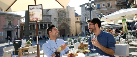 Freunde auf einer Terrasse in Valencia