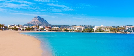 Strand El Arenal de Jávea in Alicante, Valencianische Gemeinschaft