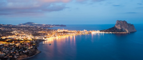 Vue au coucher de soleil de la commune de Calpe dans la province d’Alicante, région de Valence