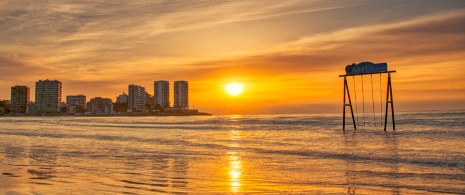 Schaukel am Strand von La Concha in Oropesa del Mar in Castellón, Comunidad Valenciana.