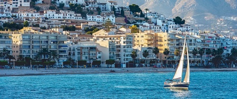 Widok na żaglówkę na wybrzeżu Altea w Alicante, Walencja