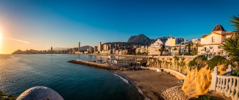 Amanhecer na fachada marítima de Dénia, em Alicante (Comunidade Valenciana)