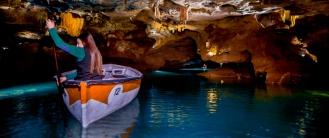 Turista en las Grutas de San José de La Vall D’Uixó en Castellón, Comunidad Valenciana