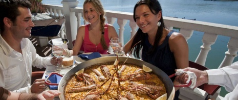 Amigos comendo paella