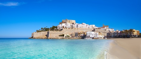 Widok na otoczone murami miasteczko Peñíscola z plaży zamkowej, Castellón