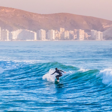 Surfista praticando na praia de Cullera em Valência, Comunidade Valenciana