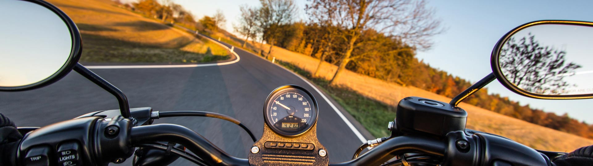 Vista en primera persona de una motocicleta en ruta