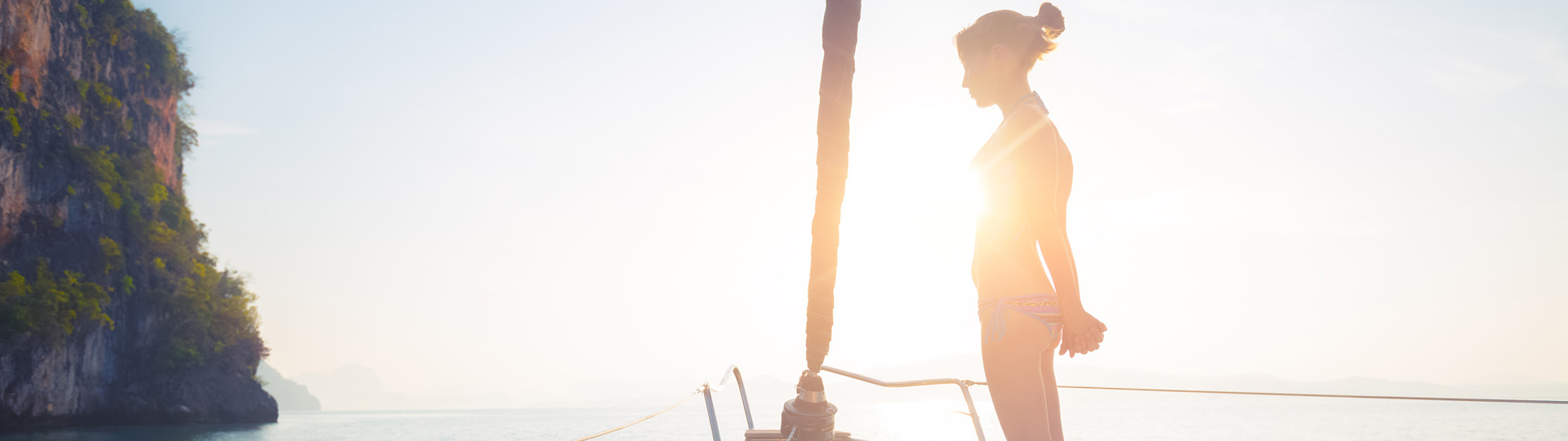 Une fille contemplant le coucher de soleil