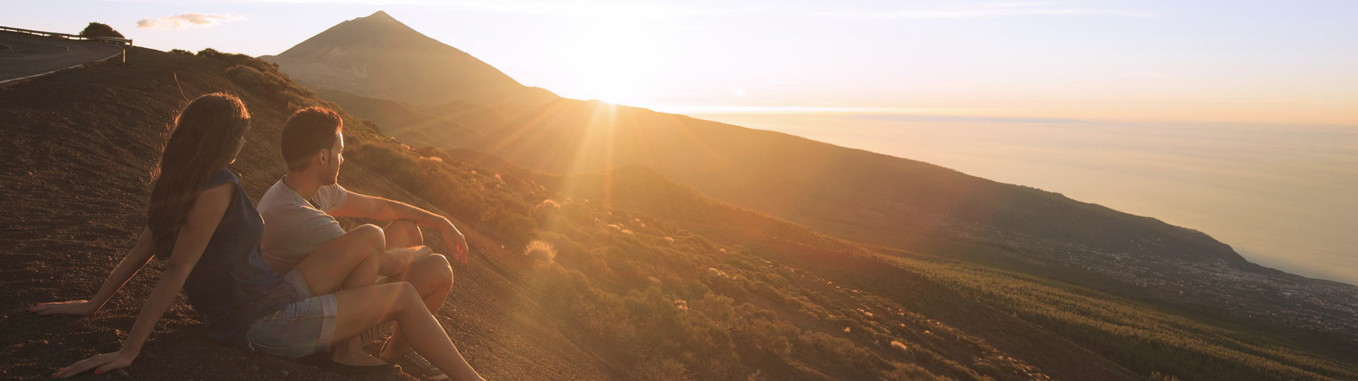 Paar beim Betrachten des Sonnenuntergangs mit Blick auf den Teide