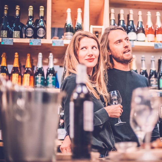 Pareja en tienda de vinos