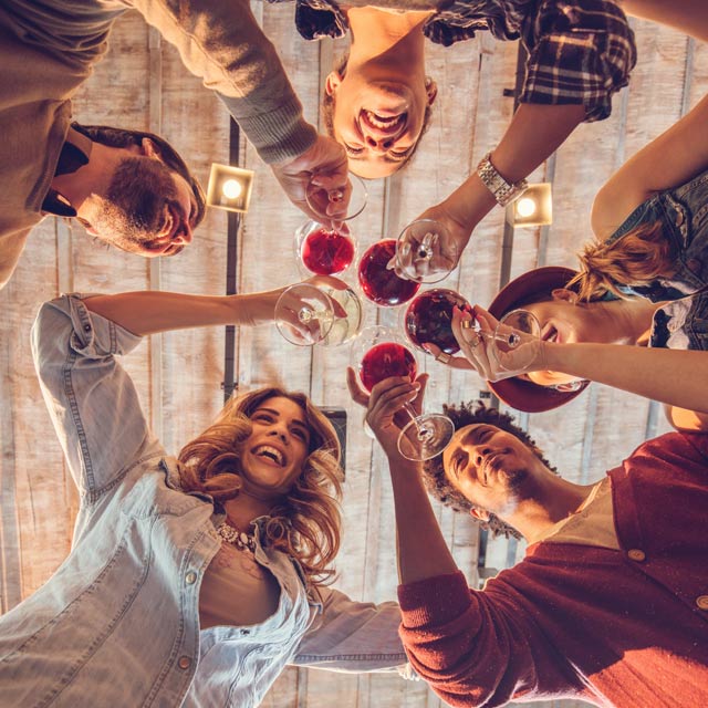 Des amis portant un toast au vin rouge