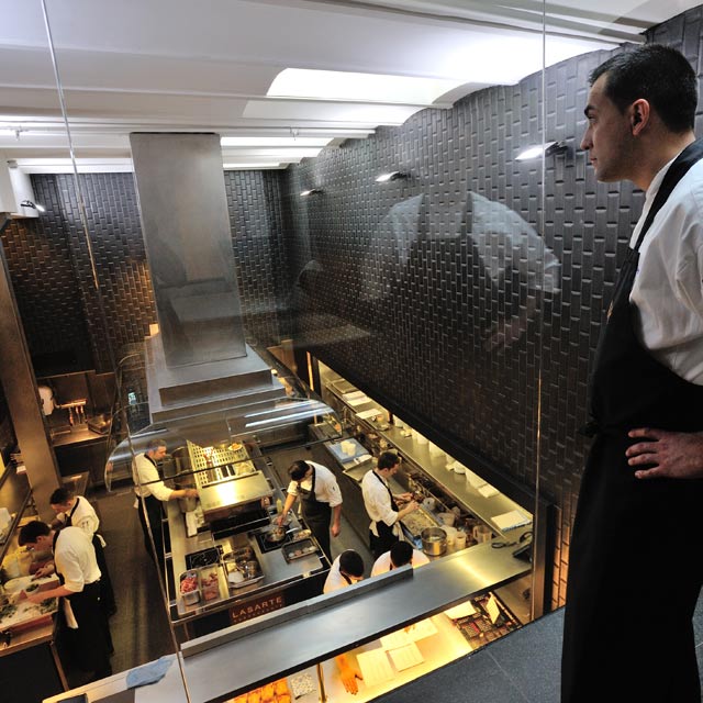 Cocina del restaurante Lasarte