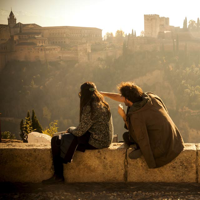 Casal no mirante de San Nicolás