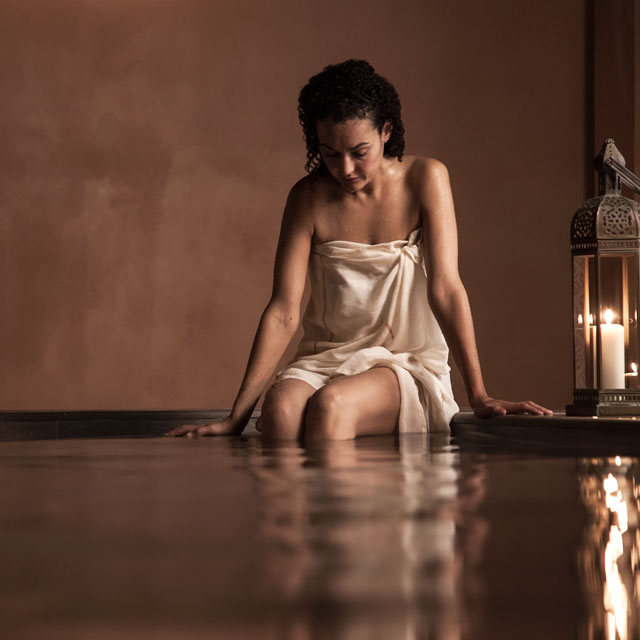 Femme se relaxant dans le hammam